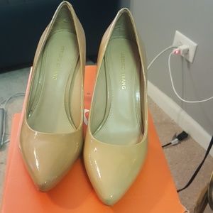 Nude patent leather pumps